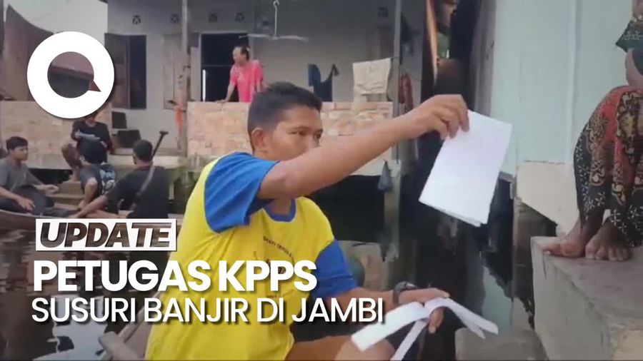 Momen Petugas KPPS Jambi Susuri Banjir Demi Antar Surat Undangan Pemilu