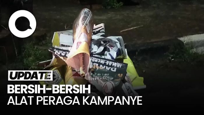 Momen Bawaslu Palembang Bersih-bersih Alat Peraga Kampanye