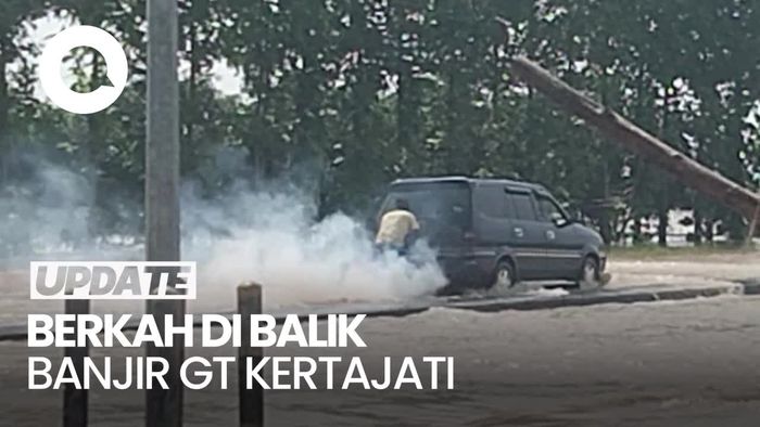 Banjir Rendam Akses GT Kertajati, Pendorong Mobil Mogok Kais Rezeki