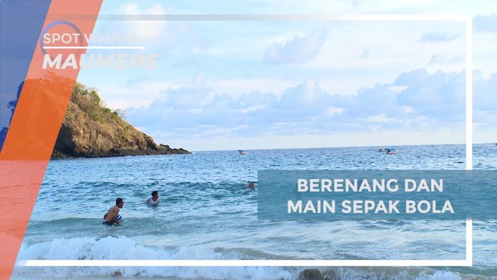 Mandi-mandi Merasakan Segarnya Air Pantai Koka Sambil Bermain Bola, Maumere