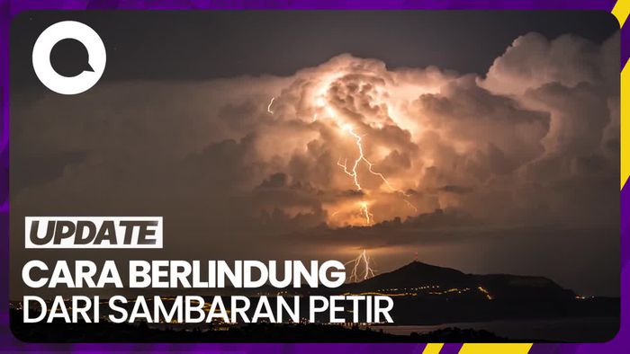 BMKG Beri Tips Agar Terhindar dari Sambaran Petir