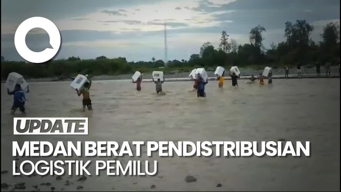 Aksi Petugas Pemilu-Warga Pikul Kotak Suara Seberangi Kali Bonpo NTT