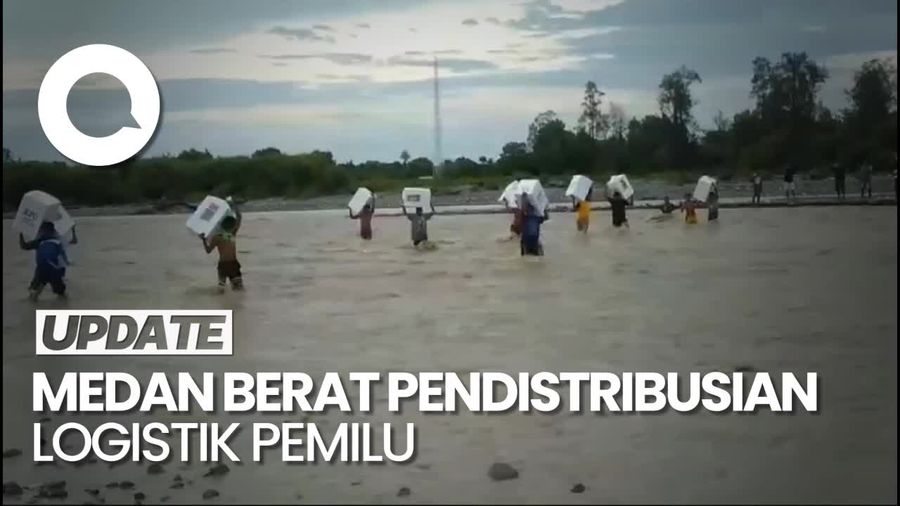 Aksi Petugas Pemilu-Warga Pikul Kotak Suara Seberangi Kali Bonpo NTT