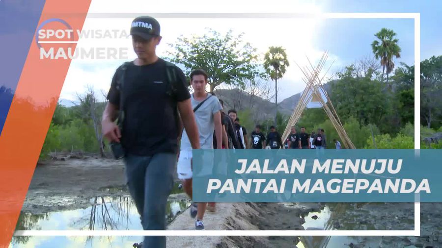 Melintasi Jembatan yang Terhubung ke Pantai Magepanda Maumere