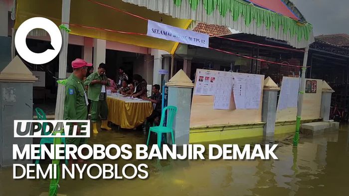 Warga di Mijen Demak Menerobos Banjir Demi Bisa Nyoblos