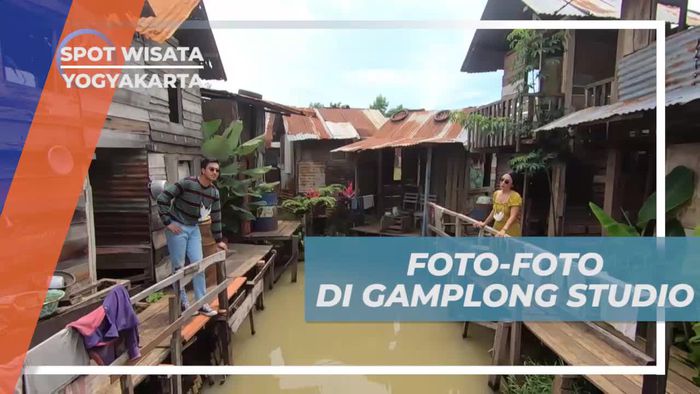 Berfoto Ria di Salah Satu Set Film, Gemplong Studio Yogyakarta 