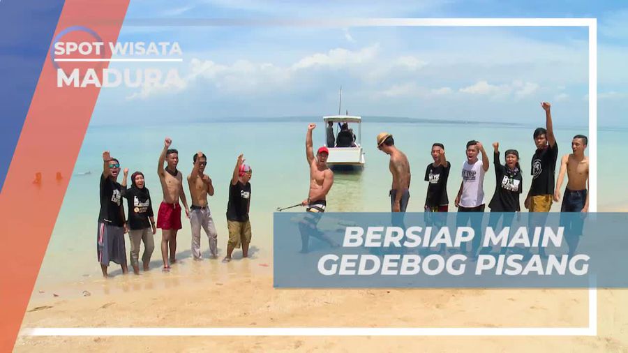 Mencoba Naik Rakit Unik yang Terbuat Dari Pohon Pisang, Madura