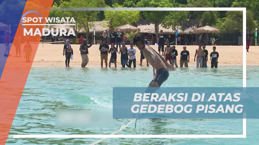 Beraksi di Atas Rakit Gedebog Pisang, Pantai Sembilan Madura