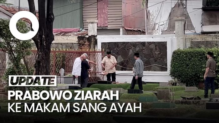 Prabowo Ziarah ke Makam Ayahanda Soemitro di TPU Karet Bivak