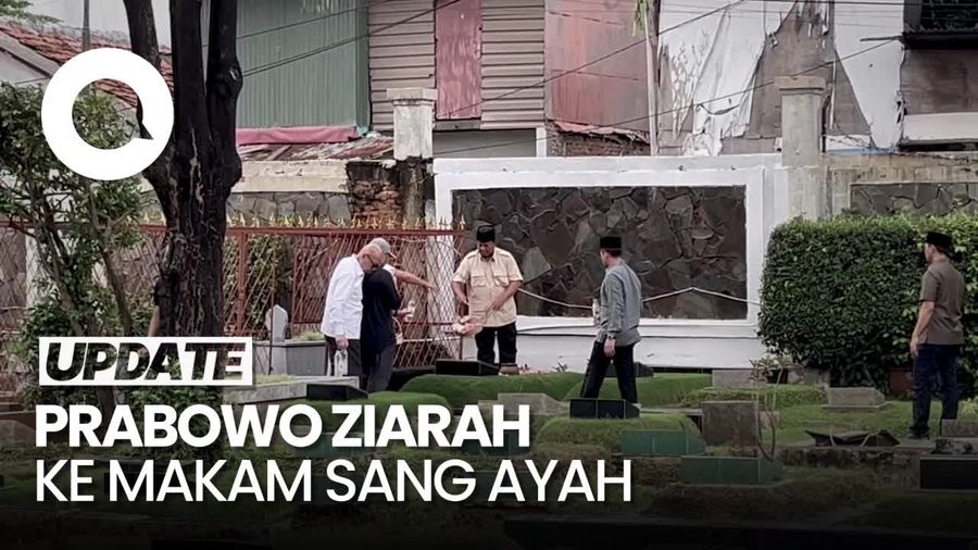 Prabowo Ziarah ke Makam Ayahanda Soemitro di TPU Karet Bivak