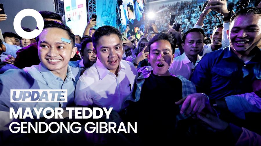 Momen Gibran Digendong Mayor Teddy di Istora Senayan