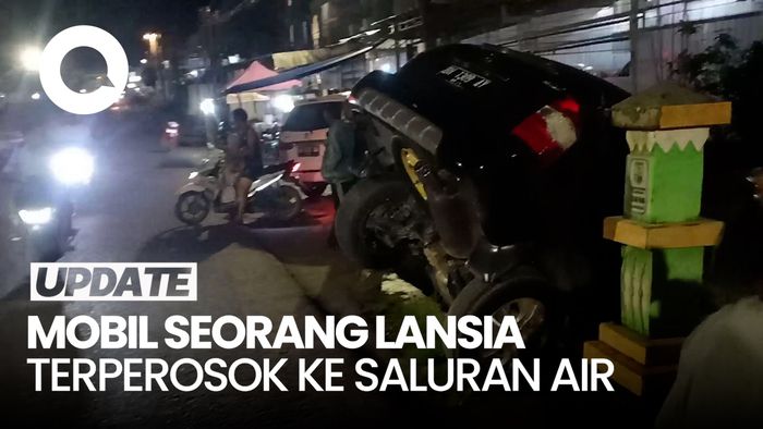  Seorang Lansia Kendarai Mobil Hingga Terperosok ke Saluran Air di Jambi