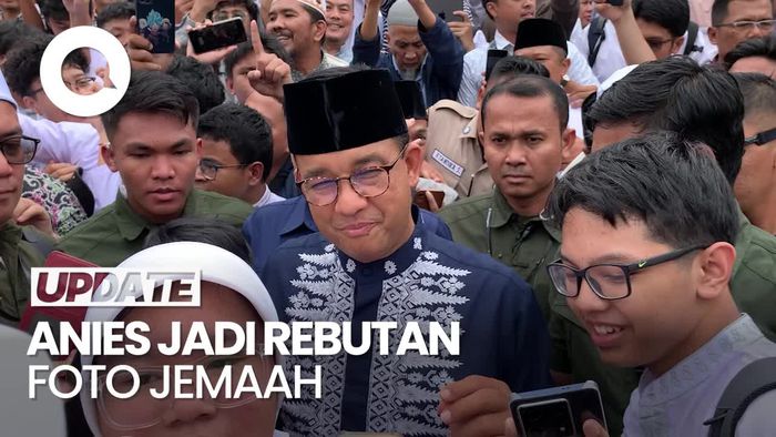 Anies Jumatan di Masjid Al-Azhar, Jadi Rebutan Foto Jemaah