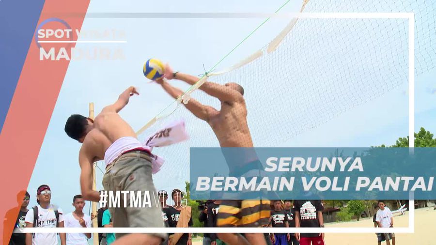 Adu Ketangkasan Bermain Voli Pantai di Pantai Sembilan Madura
