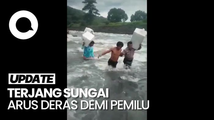 Aksi Polisi Terjang Sungai Arus Deras Bawa Logistik Pemilu di Maros