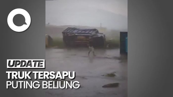 Penampakan Sejumlah Truk Terguling Tersapu Puting Beliung di Bandung