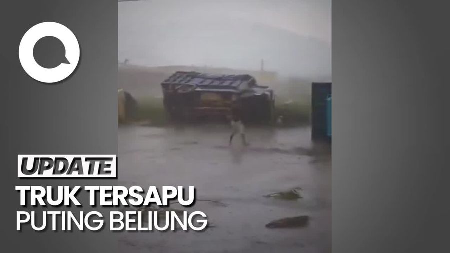 Penampakan Sejumlah Truk Terguling Tersapu Puting Beliung di Bandung