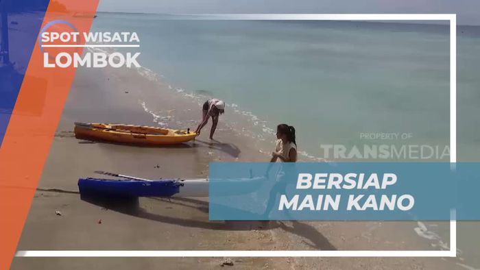 Persiapan Bermain Kano di Tepi Pantai Gili Trawangan Lombok 