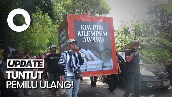 Massa Geruduk Bawaslu DIY Bawa Krupuk Mlempem Award