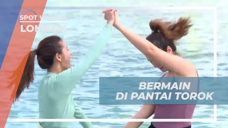 Bermain Air di Pantai Torok Lombok, Ditemani Keindahan Laut Birunya