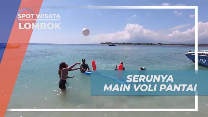 Adu Tangkas Bermain Voli Pantai di Lombok