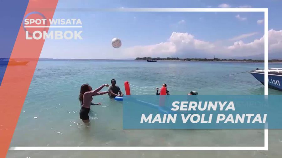 Adu Tangkas Bermain Voli Pantai di Lombok