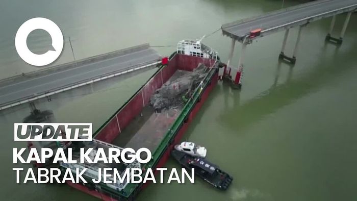 Penampakan Jembatan di China Ambruk Seusai Dihantam Kapal Kargo