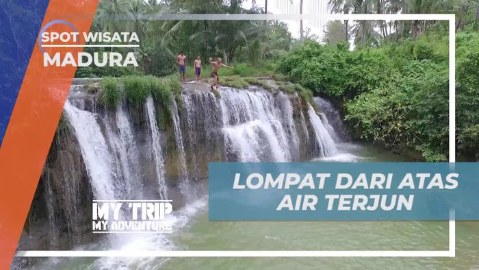 Momen Seru Melompat Dari Atas Air Terjun Basoka Madura