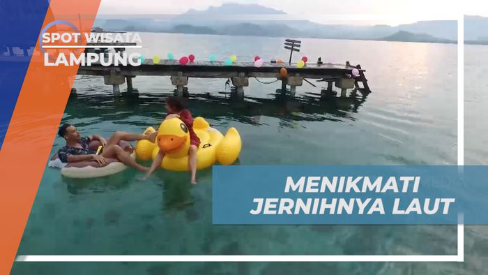 Bersantai di Atas Floaties Menikmati Jernihnya Air Laut Pahawang, Lampung