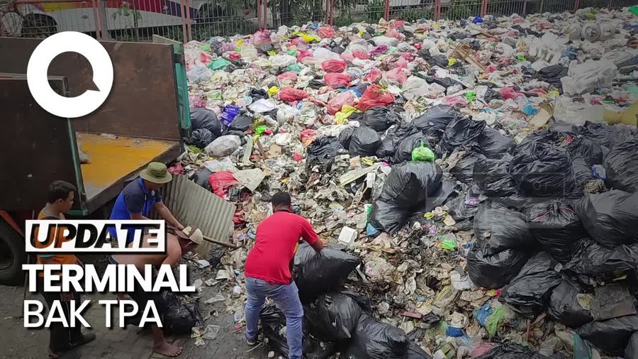 Gunung Sampah di Terminal Purabaya Mulai Dibersihkan