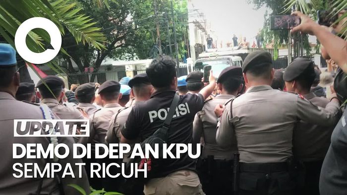 Demo di Depan KPU Sempat Ricuh, Massa Paksa Terobos Pembatas