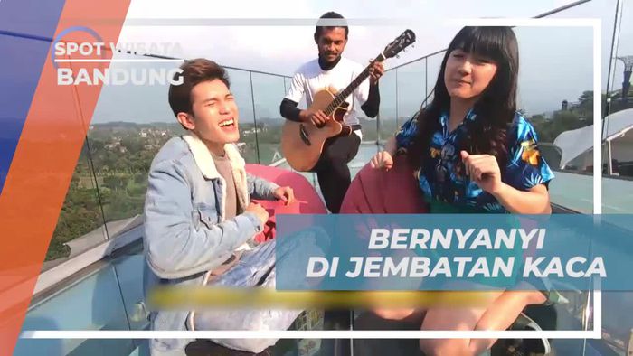 Bernyanyi Merdu Diiringi Gitar, Jembatan Kaca Bandung