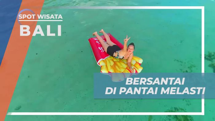 Bersantai Dengan Floaties Menanti Matahari Tenggelam di Pantai Melasti Bali