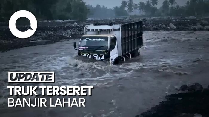 Truk Penambang Pasir Terseret Banjir Lahar Gunung Semeru