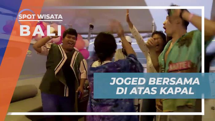 Berdansa Kompak Ceria di Atas Yatch, Bali
