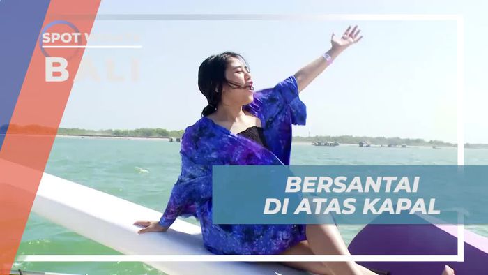Bersantai di Atas Kapal Menikmati Keindahan Laut Bali