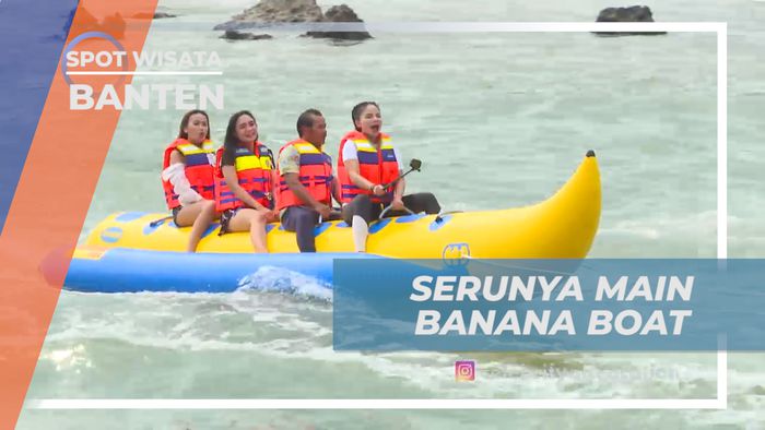 Serunya Meluncur Naik Banana Boat di Pantai Carita, Banten