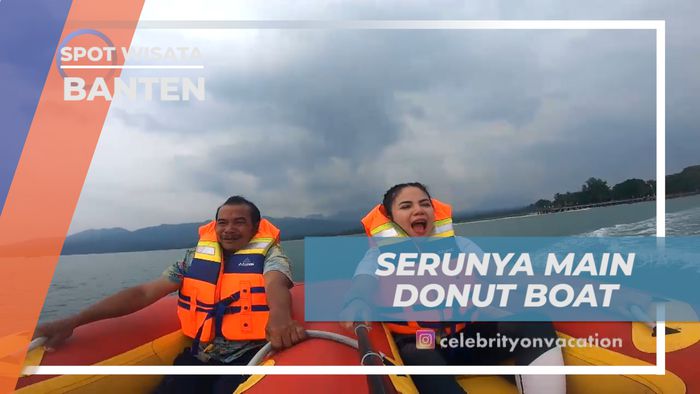 Pacu Adrenalin, Sensasi Seru Naik Donut Boat di Pantai Carita, Banten