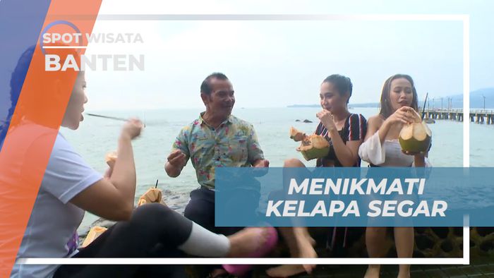 Menikmati Liburan, Bersantai Sambil Minum Kelapa Muda di Tepi Pantai Carita, Banten