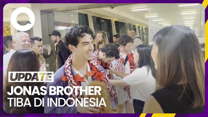 Momen Jonas Brother Tiba di Indonesia Disambut Kalungan Bunga dan Syal Batik