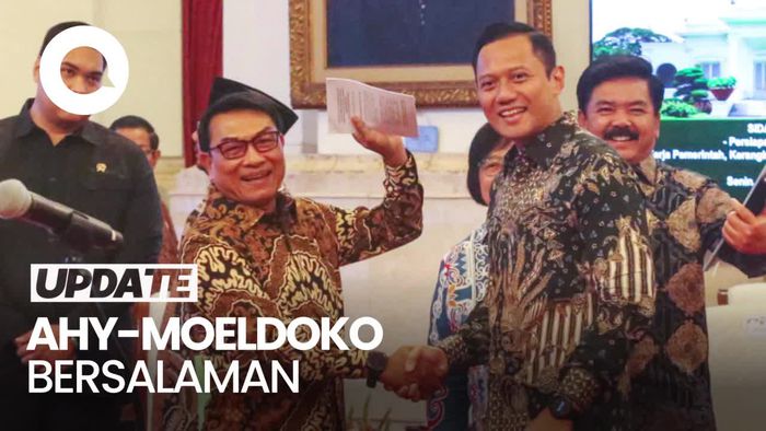 Momen AHY-Moeldoko Berjabat Tangan di Sidang Kabinet Paripurna
