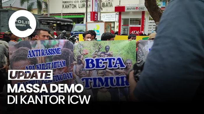 Demo di ICW, Massa Bakar Ban Sambil Berorasi