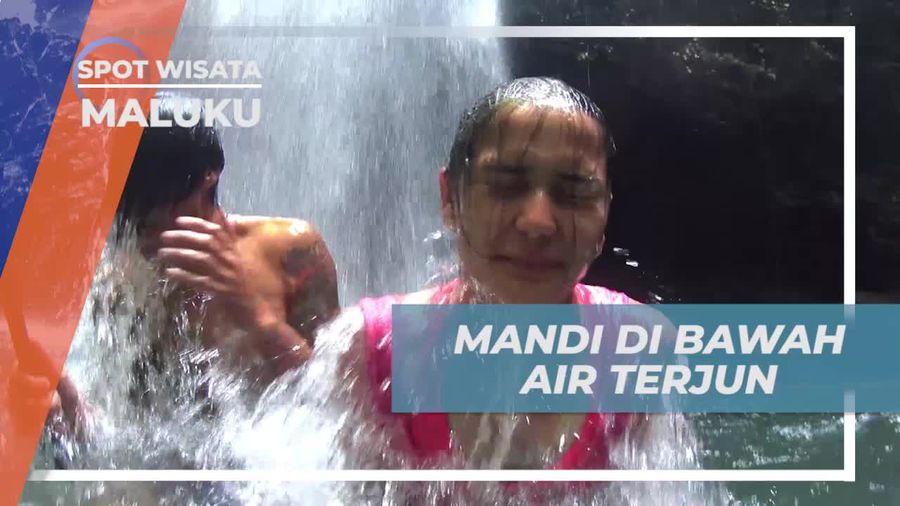 Merasakan Sensasi Segar Mandi di Bawah Air Terjun Maluku