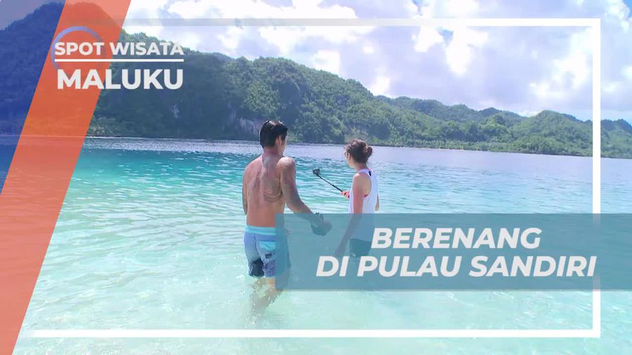 Berenang Asik di Kejernihan Air Pulau Sandiri Maluku