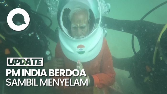 Momen PM India Narendra Modi Berdoa di Bawah Laut