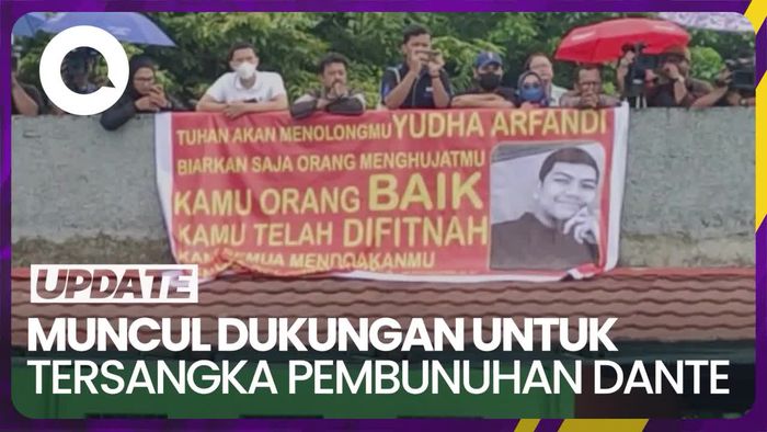 Banner Dukungan untuk Tersangka Pembunuhan Dante Terbentang di Lokasi Rekonstruksi
