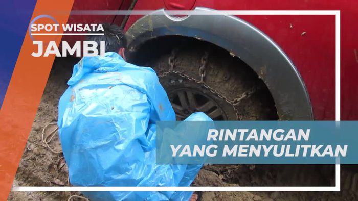 Memasang Rantai di Ban Untuk Melintasi Tanjakan Berlumpur, Jambi