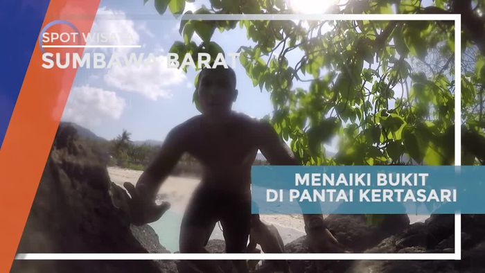 Menaiki Bukit di Tepi Pantai Kertasari Sumbawa Barat 
