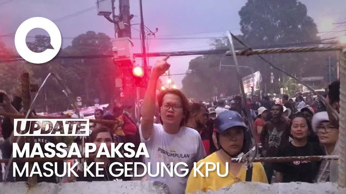 Massa Demo di Depan KPU Paksa Masuk hingga Bakar Ban