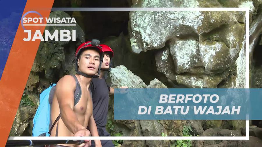 Berfoto Dengan Latar Batu Unik Berbentuk Wajah Manusia, Goa Sengering Jambi